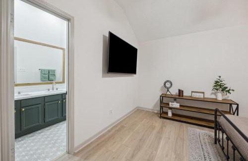 Richmond Casa | Sunny Door Escape - Entire House in Richmond TX with Cowboy Pool