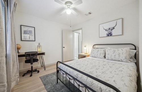 Richmond Casa | Sunny Door Escape - Entire House in Richmond TX with Cowboy Pool