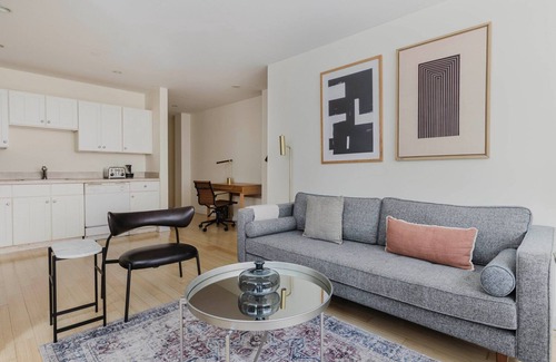 Theatre District Apartamento | Sunny Downtown 2BR, A/C & Elevator, by Blueground