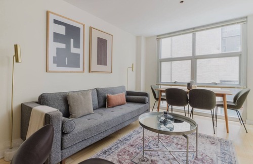 Theatre District Apartamento | Sunny Downtown 2BR, A/C & Elevator, by Blueground