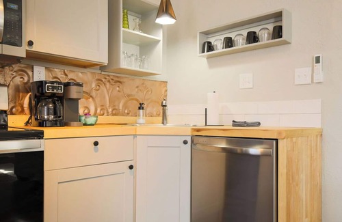 Canon City Casa | New · Sunny Downtown Oasis · Hot Tub