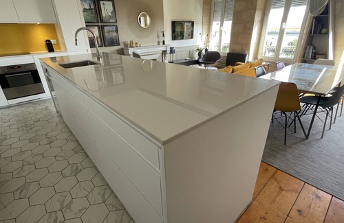 Chartrons Apartamento | Sunny flat with AC and river views - 10 minutes to city centre!