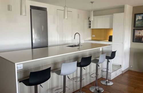 Chartrons Apartamento | Sunny flat with AC and river views - 10 minutes to city centre!