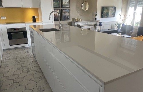 Chartrons Apartamento | Sunny flat with AC and river views - 10 minutes to city centre!