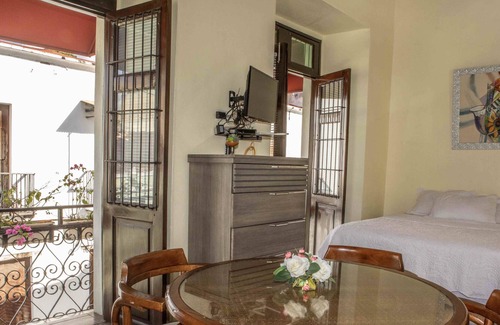 San Anton Apartamento | Sunny +Fresh Studio with 2 balconies at Zona Colonial