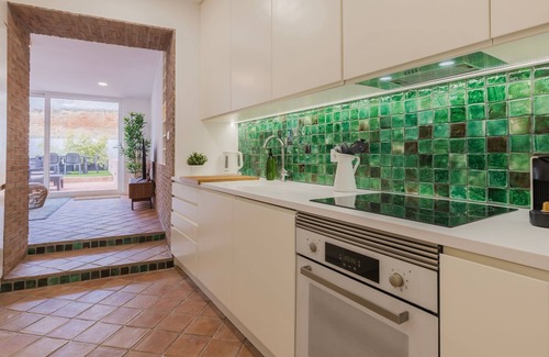 Santa Engracia Apartamento | Sunny Garden 2BDR Apartment by LovelyStay