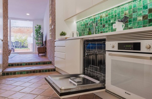 Santa Engracia Apartamento | Sunny Garden 2BDR Apartment by LovelyStay
