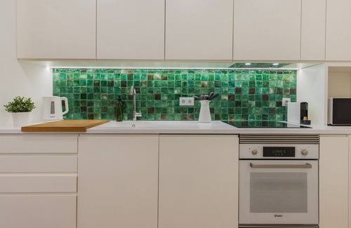 Santa Engracia Apartamento | Sunny Garden 2BDR Apartment by LovelyStay