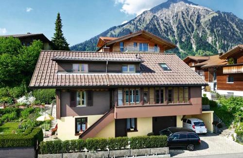 Aeschi bei Spiez Apartamento | Sunny Garden - Charmantes Chalet mit Aussicht