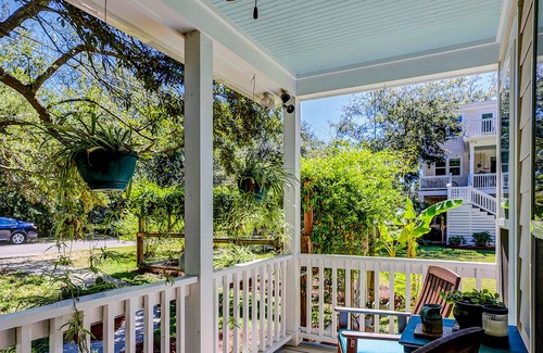 Scanlonville Cabaña | Sunny garden cottage with a furnished front porch, grill, AC, & washer/dryer