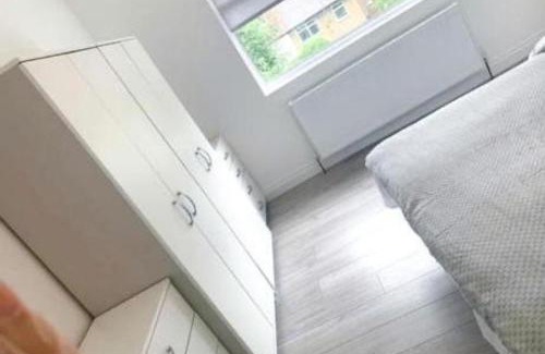 Hendon Apartamento | Sunny Gardens 3-Bed Apartment in London