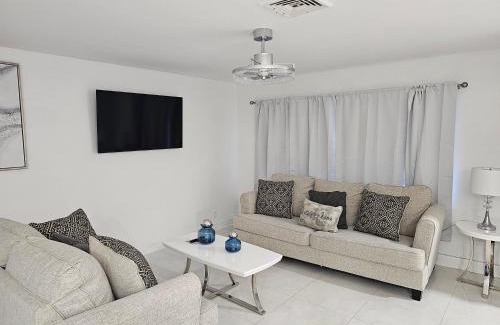 Lauderdale Lakes Casa | Sunny Goldie