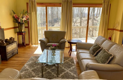 Hyde Park Casa | Sunny home sitting among the beautiful woods in Hyde Park, NY.