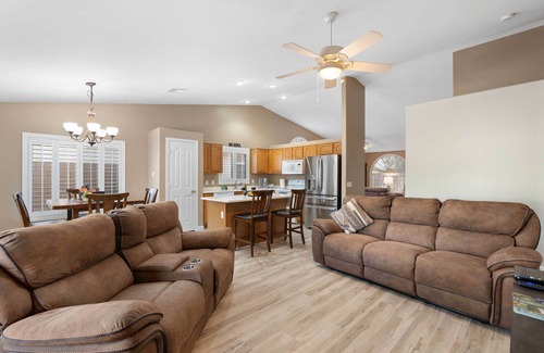 Castlegate Casa | Sunny Home w/ Backyard Oasis in San Tan Valley!