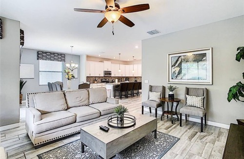 Loughman Casa | Sunny Home w/ pool, hot tub, 12 miles from Disney