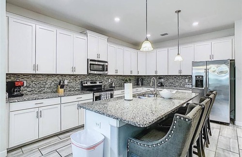 Loughman Casa | Sunny Home w/ pool, hot tub, 12 miles from Disney