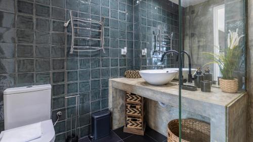 Paco De Arcos Apartamento | Sunny Horizon Retreat by LovelyStay