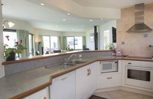 Whangamata Casa | Casa soleada cerca del campo de golf y centro de recreación