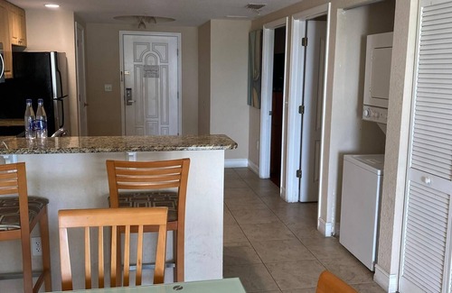 Treasure Island Condominio | Sunny Island Condo – 2BR, Pool, Parking & Beach
