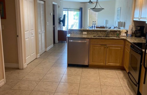 Treasure Island Condominio | Sunny Island Condo – 2BR, Pool, Parking & Beach