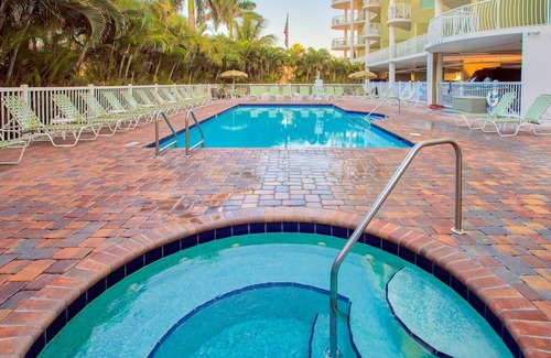 Treasure Island Condominio | Sunny Island Condo – 2BR, Pool, Parking & Beach