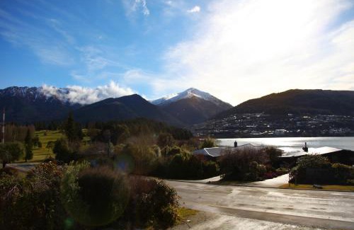 Kelvin Heights Casa | Sunny Lakeside Haven