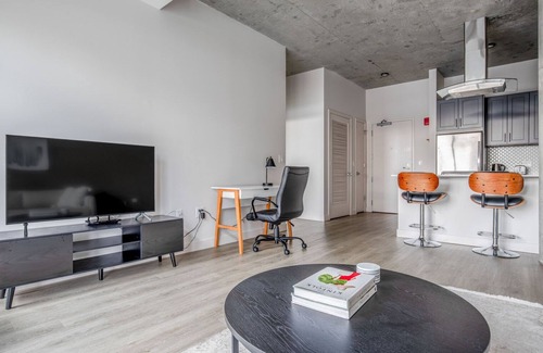 Lake View East Apartamento | Sunny Lakeview 1BR w/ Rooftop & Gym, nr Lincoln Park, by Blueground