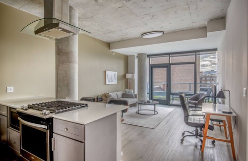 Lake View East Apartamento | Sunny Lakeview 1BR w/ Rooftop & Gym, nr Lincoln Park, by Blueground