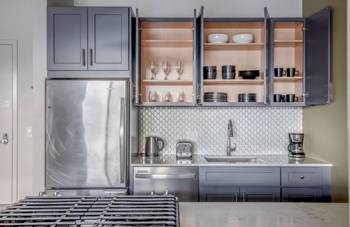 Lake View East Apartamento | Sunny Lakeview 1BR w/ Rooftop & Gym, nr Lincoln Park, by Blueground