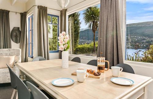 Kelvin Heights Casa | Sunny Lakeview Villa