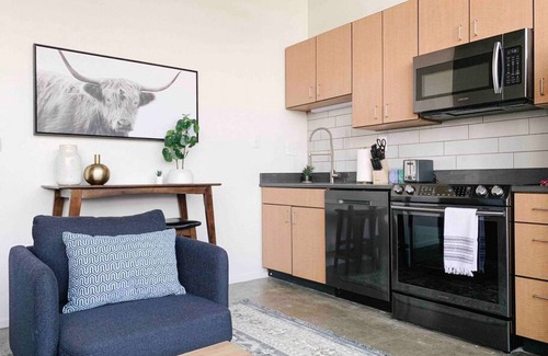 Old City Apartamento | Sunny Loft w/ View of Gay St
