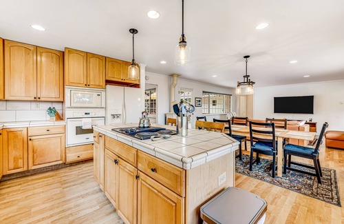 Mendocino Casa | Sunny Mendocino getaway with hot tub, fireplace, enclosed yard & trail to beach