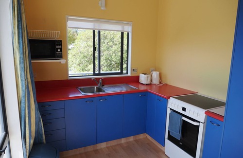 Akaroa Casa | Sunny, modern, private hilltop holiday home