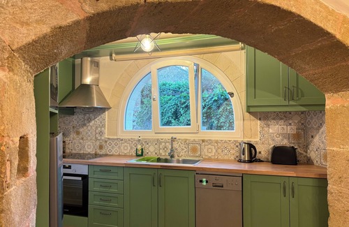 Spilia Casa | LA ANTIGUA BODEGA -Casa de piedra con jardín a solo 5 minutos de la playa.