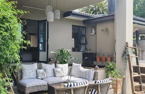 Eikenbosch Casa | Sunny Open living family home in the Winelands