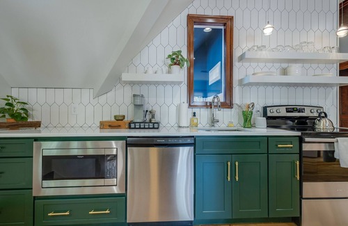 Eastwood Casa | Sunny, Open & Spacious Private Carriage House in a peaceful neighborhood!