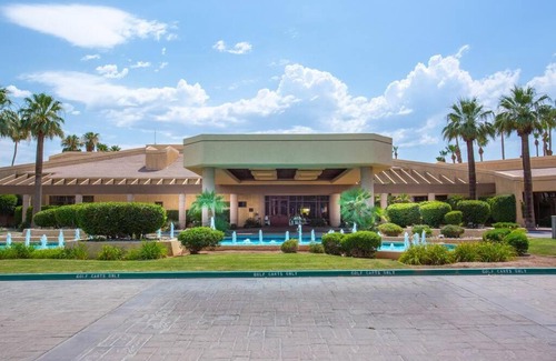 Palm Desert Casa | Sunny Palm Desert Escape on Golf Course