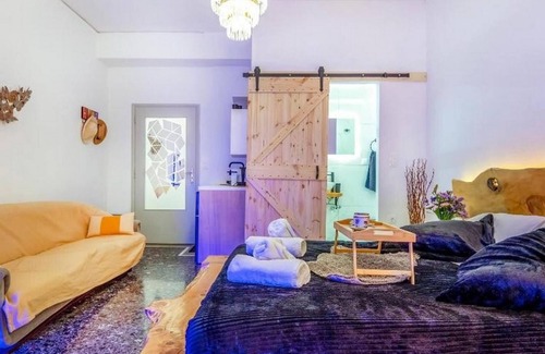 Old Town Rethymnon Casa | Sunny Palm Room Crete
