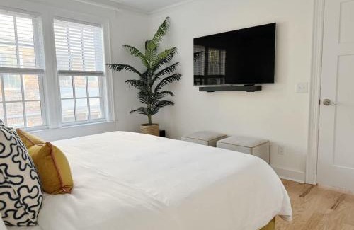 Dixon Park Apartamento | Sunny & Playful Carriage House in Downtown Savannah Stay Here and Walk Everywhere