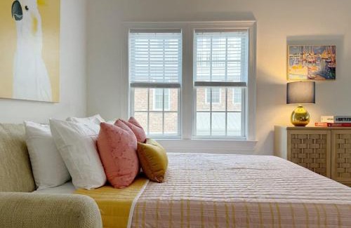 Dixon Park Apartamento | Sunny & Playful Carriage House in Downtown Savannah Stay Here and Walk Everywhere