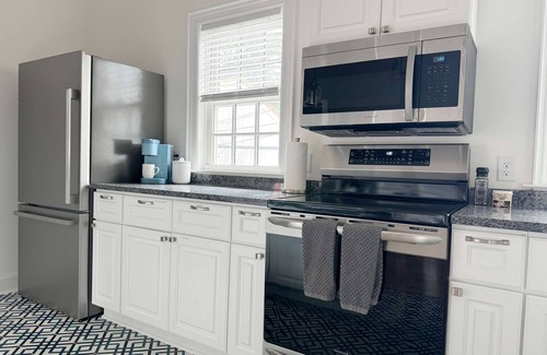 Eastside Apartamento | Sunny & Playful Carriage House in Downtown Savannah Stay Here and Walk Everywher