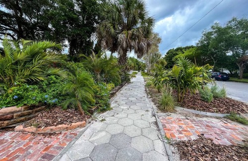 Old Southeast Casa | Sunny Private Apartment in Downtown St. Petersburg