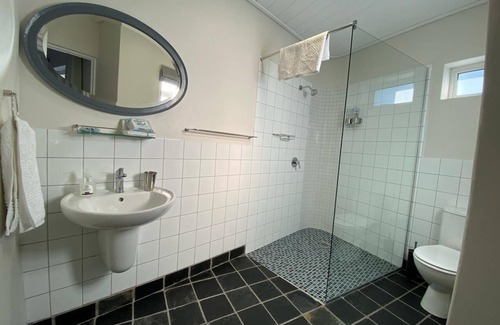 Milnerton Cabaña | Sunny private one bedroom cottage with cozy fireplace,10km from CBD & waterfront