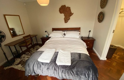 Milnerton Cabaña | Sunny private one bedroom cottage with cozy fireplace,10km from CBD & waterfront