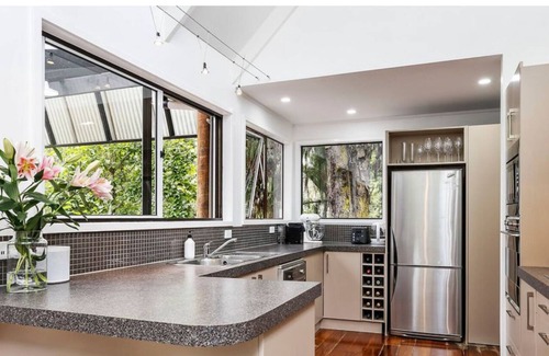Titirangi Casa | Sunny, private retreat amongst the trees