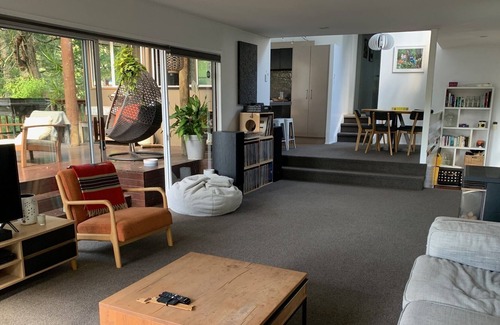 Titirangi Casa | Sunny, private retreat amongst the trees