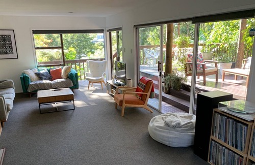 Titirangi Casa | Sunny, private retreat amongst the trees