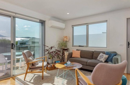 Kingston Beach Casa | Sunny Retreat in Kingston Beach