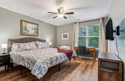 Greenacres Apartamento | Sunny Retreat: Pool & Beach Near Condo