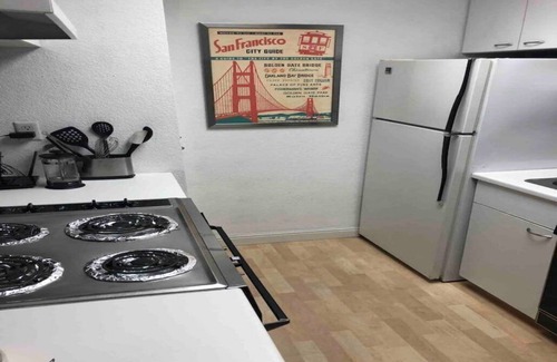 Rincon Hill Apartamento | Sunny San Francisco Studio with door attendant and amenities